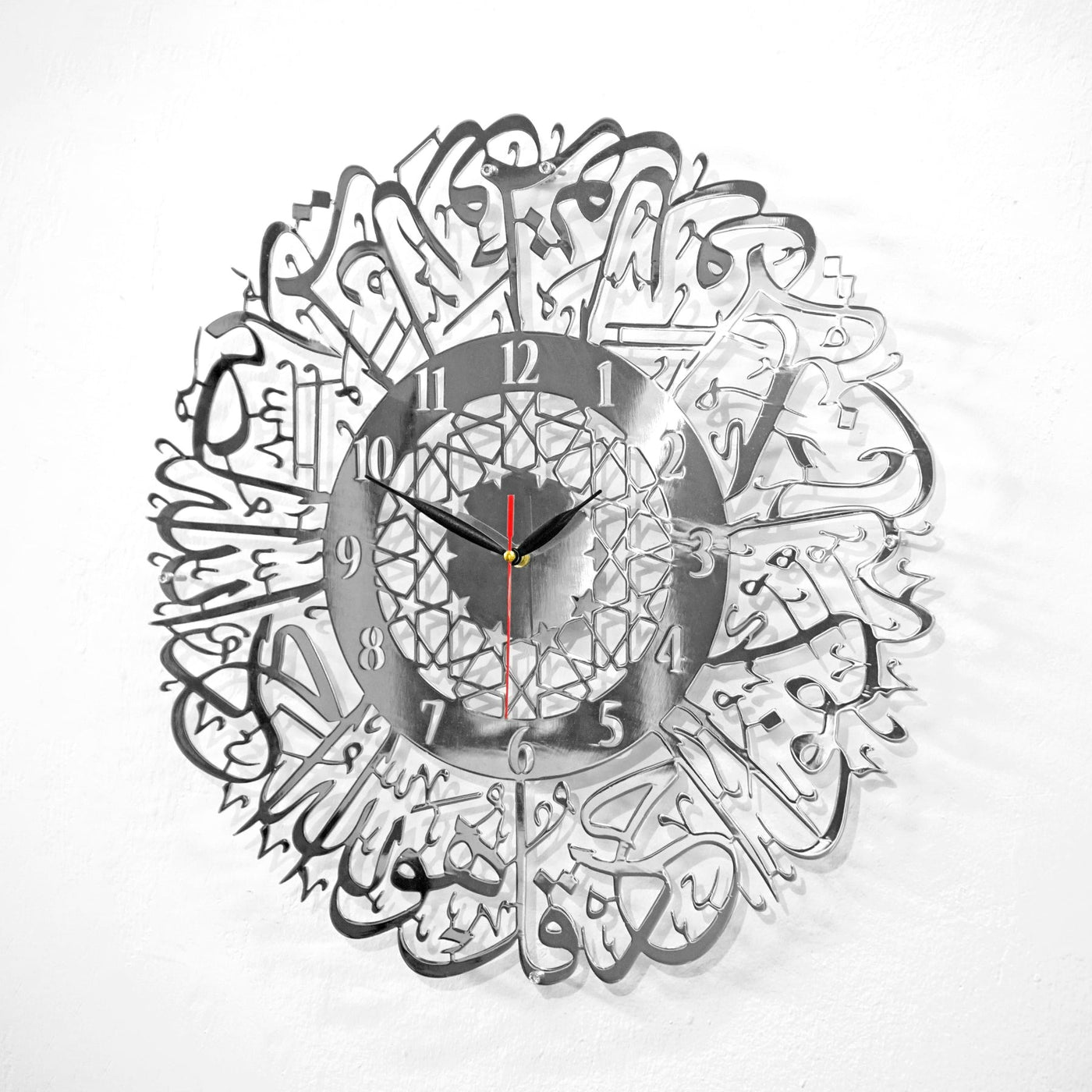 ساعة حائط بخط سورة الإخلاص