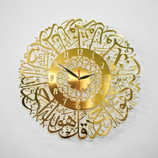ساعة حائط بخط سورة الإخلاص
