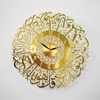 ساعة حائط بخط سورة الإخلاص